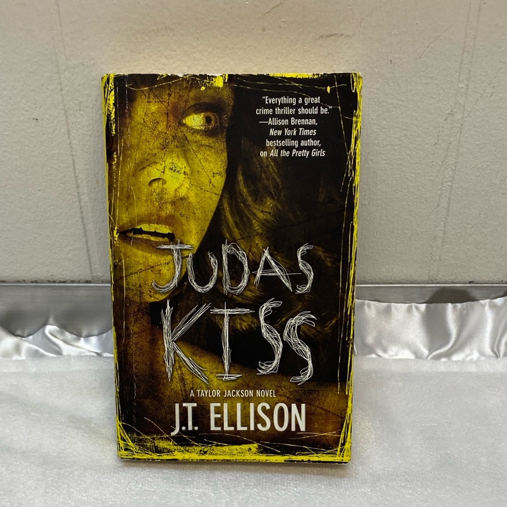 Judas Kiss by J.T. Ellison novel book